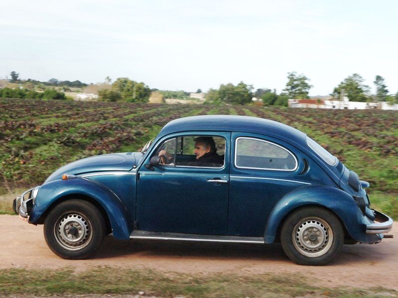 "Predsednička limunzina", Volkswagen Buba iz 1987, jedini luksuz u kojem Muhika uživa.
