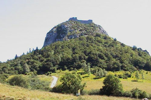 Pogled na ruševine zamka iz perspektive napadača
