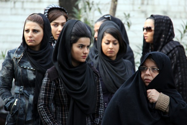 Iran: Zakoni koji su na snazi u Iranu brane ženema da putuju, strogo određuju pravila oblačenja, ograničavaju obrazovanje i potpuno ih isključuju iz velikog broja zanimanja. Čak i u univerzitetskom okruženju, žene se obrazuju po drugačijem i mnogo kraćem programu nego muškarci. Nametnuto im je strogo pravilo oblačenja koje podrazumeva široku odeću tamnih boja i zabranu šminke. Svako neprimereno ponašanje devojaka se prijavljuje roditeljima koji su dužni da ih strogo kazne.