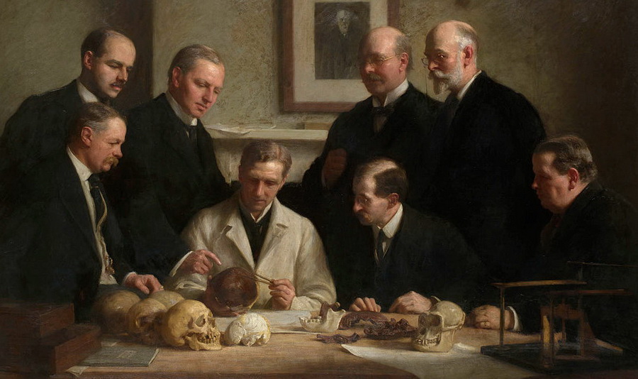 Grupni portret istraživača Piltdaun lobanje koji je naslikao Džon Kuk 1915. godine. Na slici su: gornji red sa leva na desno: F.O. Barou, Eliot Smit, Čarls Doson i Artur Smit Vudvord; donji red: A.S. Andervud, Artur Kit, V.P. Pikraft i Sir Rej Lankester.
