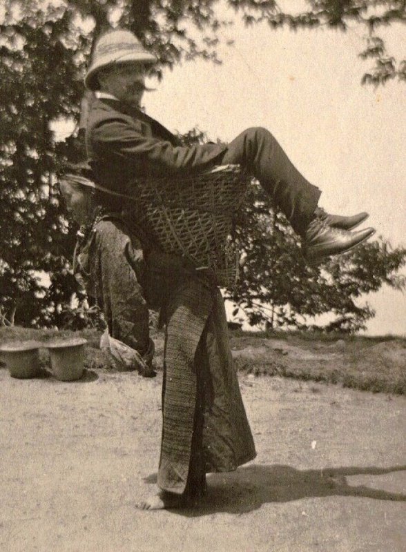 „Teret belog čoveka“ - <br/> Indijka iz države Sikim na leđima nosi <br/> bogatog engleskog trgovca (1903).