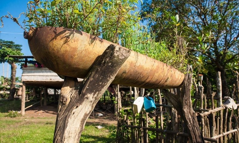 Kućišta kasetnih bombi se često koriste za uzgoj cveća i rasada povrtarskih kultura.