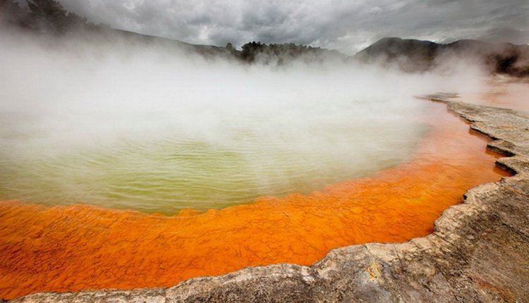 Jezero Bazen Šampanjca se nalazi u regionu Rotorua u blizini Taupa, jednoj od najaktivnijih vulkanskih regija na Novom Zelandu.