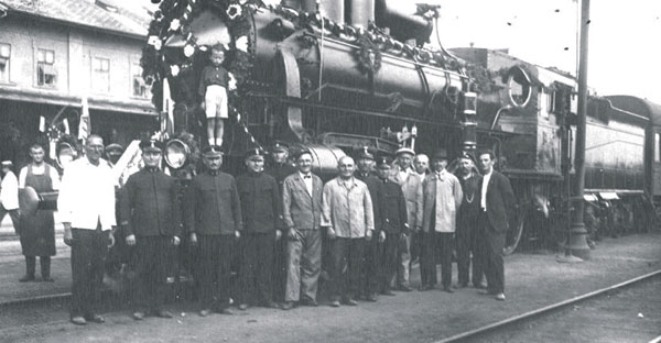 Duško Radović kao dečak na platformi lokomotive oca Uglješe