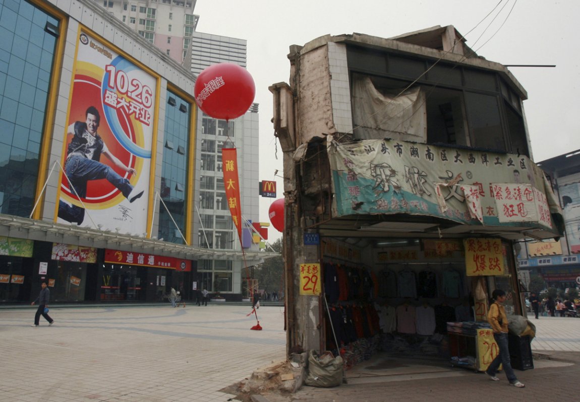 Mala kuća ispret tržnog centra Čangša u provinciji Hunan, fotografisana krajem 2007. godine.