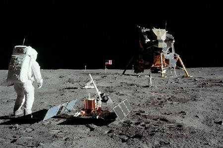 Zvezdano nebo našeg satelita i mesto<br/>sletanja mesečevog modula