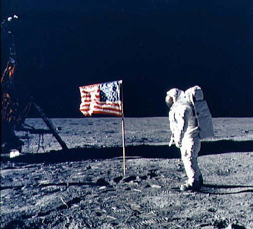 Američka zastava se ponosno<br/>vijori u vakuumu