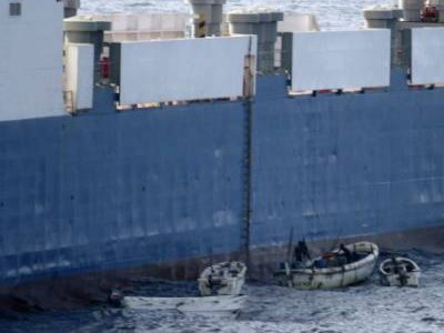 Pirati u pokušaju ukrcavanja na brod