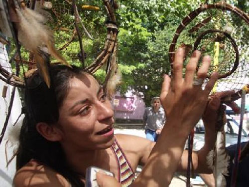 žena iz plemena sioux sa hvatačem snova